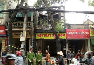 Cháy lớn thiêu rụi cửa hàng nội thất trên phố Đê La Thành