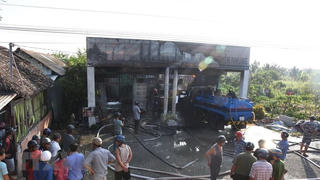 Hỏa hoạn thiêu rụi cửa hàng xăng dầu, khiến 2 người bị thương