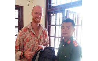 Nhặt được túi xách đánh rơi ven đường trả lại cho người nước ngoài