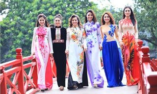 Trình diễn thời trang trên cầu Thê Húc