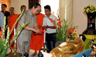 Chủ tịch Nguyễn Thiện Nhân thăm hỏi chức sắc tôn giáo và gia đình cán bộ Khmer
