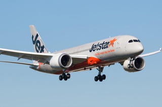 Một máy bay Boeing 787 của Jetstar Airways gặp sự cố về động cơ
