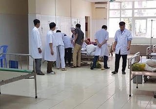 Một thanh niên xông vào trường học đâm 5 học sinh và một cô giáo