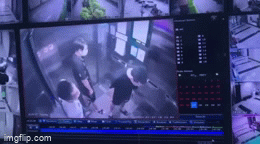 [VIDEO] Phẫn nộ nam thanh niên không đeo khẩu trang, nhổ nước bọt ra thang máy chung cư