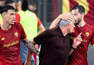 AS Roma thắng thót tim, HLV Mourinho đón hai cột mốc vĩ đại