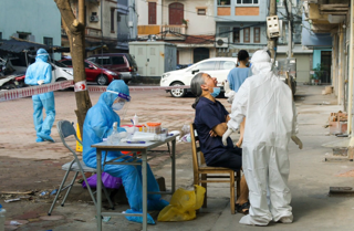 Hà Nội: Vợ bác sĩ Bệnh viện Phổi dương tính với SARS-CoV-2
