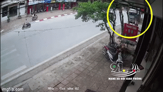 [VIDEO] Tài xế xe đầu kéo nhanh trí đánh lái cứu sống 2 vợ chồng sang đường ẩu