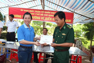 Đoàn MTTQ TP HCM thăm, tặng quà tại đảo Hòn Khoai và đảo Hòn Chuối