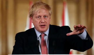 Chiến lược chặn Covid-19 của Anh gây tranh cãi