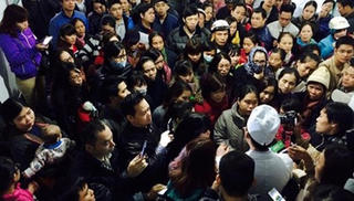 Hà Nội: Ngất xỉu, hỗn loạn ở phòng tiêm vắc xin