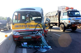 Hà Tĩnh: Tai nạn giữa xe bus và xe tải, hàng chục hành khách hốt hoảng