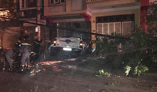 3 người mắc kẹt trong chiếc Ford bẹp rúm