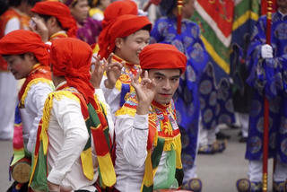 Đi hội làng Triều Khúc xem 'con đĩ đánh bồng'