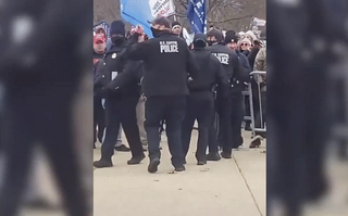Rò rỉ hình ảnh cảnh sát Mỹ mở rào cho người biểu tình xông vào Điện Capitol