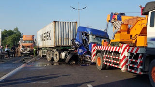 Long An: Kéo giúp xe chết máy trên cao tốc, tài xế bị xe container tông chết