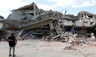 Italy phẫn nộ vì biếm họa về động đất của tạp chí Charlie Hebdo