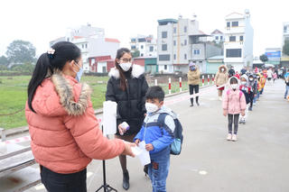 Học sinh từ lớp 1 đến lớp 6 của Hà Nội háo hức trở lại trường học