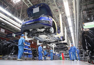 Chật vật giấc mơ ô tô Việt