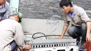 Thợ sửa điều hòa kiếm tiền triệu trong những ngày nắng nóng cực điểm