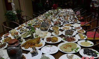 Bàn đại tiệc trăm món bằng đá quý giá gần 10 tỷ đồng