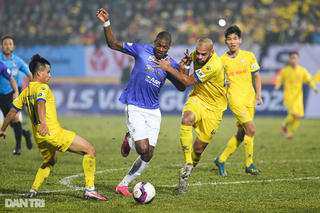 Vòng 1 V-League 2021: Ông lớn ngã ngựa