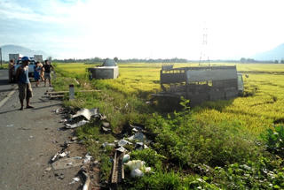 Va chạm trên Quốc lộ 1, hai xe lao xuống ruộng