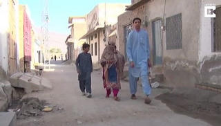 Cậu bé 13 tuổi cao 1,98 m