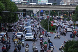 Dừng xe máy ở khu vực nội thành: Phải tăng cường năng lực giao thông công cộng
