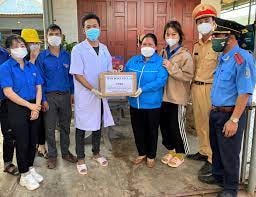 Gia Lai: Tặng vật dụng y tế phục vụ phòng, chống dịch