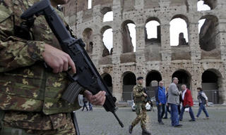 Chuyện ở Italy: Phát tiền cho công dân 18 tuổi để chống khủng bố