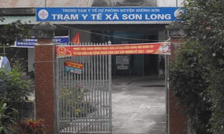 Hà Tĩnh: Đang sát phạt trong trạm y tế mùa dịch, nhóm cán bộ xã bị bắt quả tang