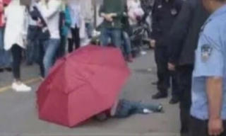 Bé 10 tuổi bắt chước hoạt hình cầm ô nhảy lầu