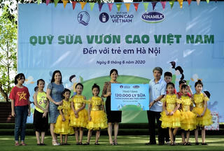 Quỹ sữa Vươn cao Việt Nam và Vinamilk trao tặng 1.200 ly sữa cho trẻ em Hà Nội