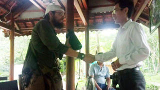 Du khách Mỹ nhận lại tài sản đánh rơi ở Phong Nha – Kẻ Bàng