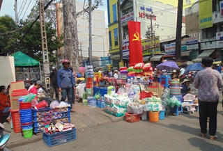 Hàng rong bủa vây bệnh viện