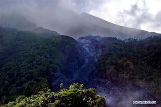 Indonesia sơ tán người dân sống gần núi lửa Karangetang