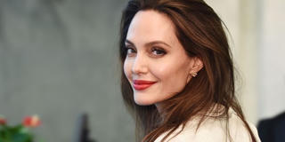 Angelina Jolie hẹn hò nhân viên nhà đất?