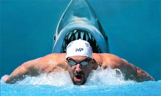 'Kình ngư' Michael Phelps bơi thi cùng... cá mập