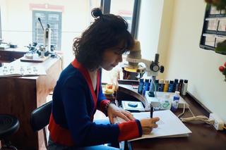 Mẹ đảm 'thổi hồn' tranh dân gian lên mặt đồng hồ