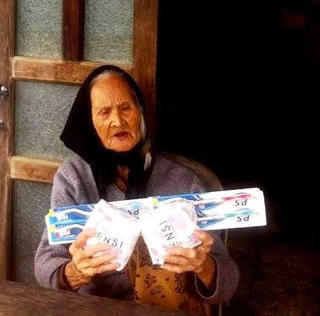 Bàn chải và băng vệ sinh cho cụ bà: Đây không phải là hàng cứu trợ