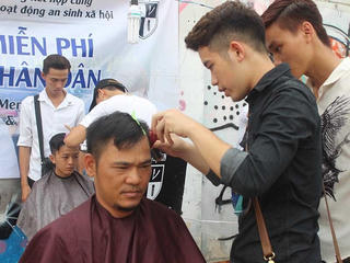 Tiệm cắt tóc 0 đồng ngay bãi đất hoang