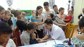 Khám bệnh miễn phí cho hơn 1.400 trẻ em vùng lũ lụt ở Quảng Ninh
