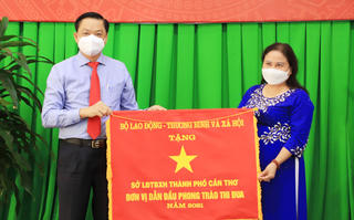Sở LĐTB&XH thành phố Cần Thơ nhận Cờ thi đua