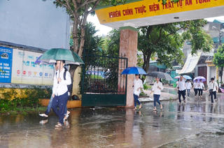 TP Hồ Chí Minh: Thí sinh đội mưa đi thi