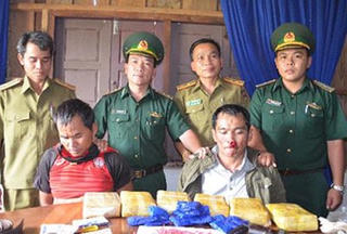 Găm súng ngắn, vận chuyển 40.000 viên ma túy