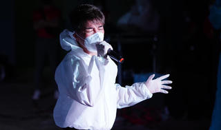 Sao Việt trong ngày: Mr Đàm mặc đồ bảo hộ, hát trong bệnh viện dã chiến