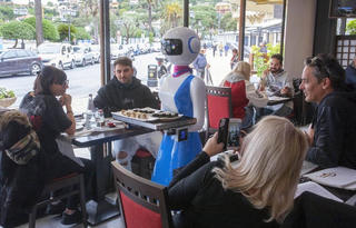 Một nhà hàng Italy sử dụng robot làm nhân viên phục vụ bàn