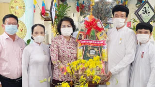 Thăm, chúc Tết truyền thống của đồng bào theo đạo Cao Đài