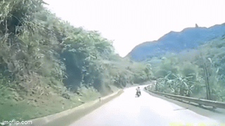 Đá tảng rơi trên quốc lộ, tài xế thoát chết thần kỳ