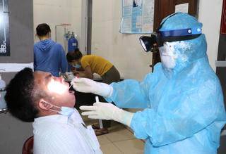 Thầy giáo là F1, hàng trăm học sinh nghỉ học